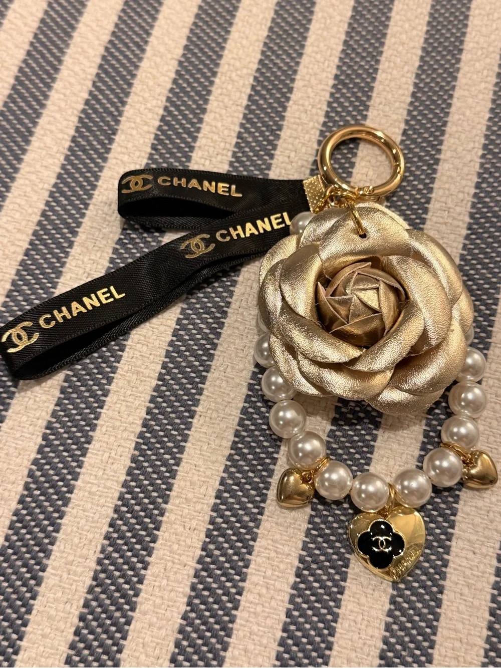 CHANEL Beaute VIP/ GWP Gold Camellia Pearl and Ribbon Keyring Charm 🖤💛🖤💛
